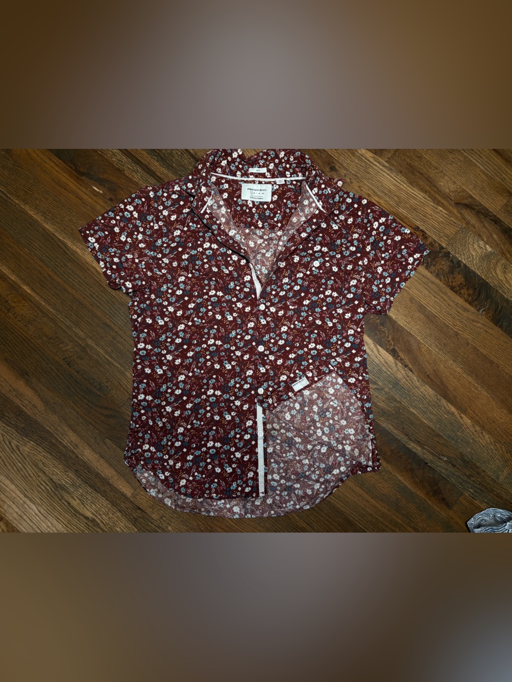 Casual Short-Sleeve Button-Down Shirt in Burgundy Floral